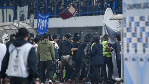 CĐV Indonesia tràn xuống sân truy đuổi, trọng tài và cầu thủ Thái Lan phải trốn vào phòng thay đồ