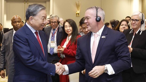 Tổng Bí thư chứng kiến lễ ký và trao các thoả thuận hợp tác giữa Việt Nam và Hoa Kỳ