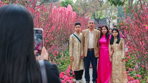 Người dân rộn ràng du Xuân bên hồ Hoàn Kiếm mùng 3 Tết