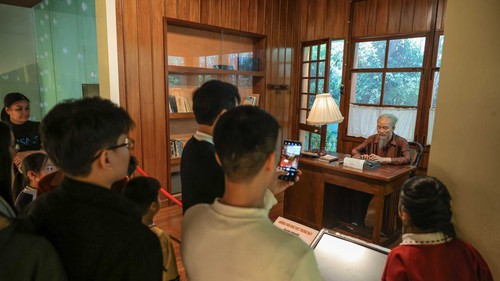 Hàng vạn người vào Lăng viếng Chủ tịch Hồ Chí Minh sáng mùng 3 Tết