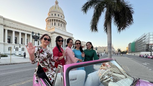 Áo dài Việt Nam khoe sắc bên xe cổ ở La Habana đón Tết