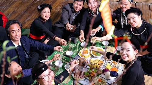 Bên mái nhà sàn, cùng đồng bào Tuyên Quang đón Tết đoàn viên