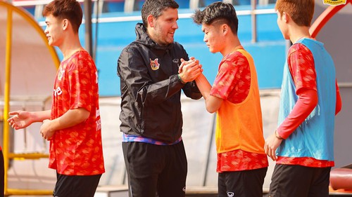 Các đội bóng V-League hối hả tập luyện ngày mồng 4 Tết