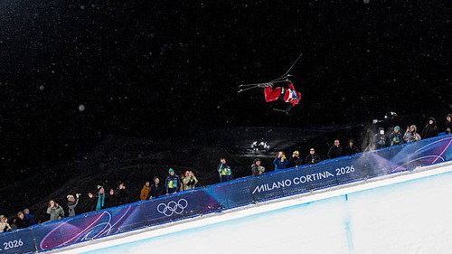 Huyền thoại Olympic mùa Đông nằm bất động sau cú ngã nguy hiểm, phải rời cuộc thi bằng cáng