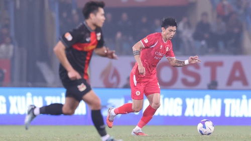 Văn Hậu nỗ lực ghi điểm với HLV Kim Sang Sik