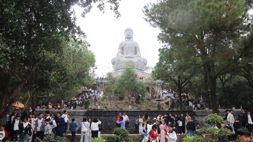 Du khách tưng bừng trẩy hội Phật Tích
