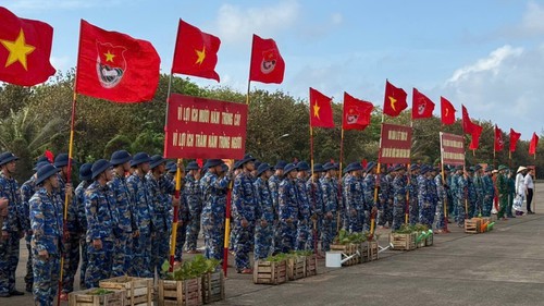 Tết trồng cây giữa trùng khơi Trường Sa