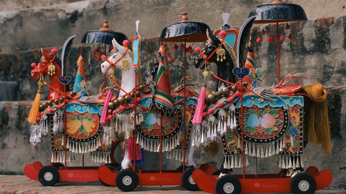 Đầu Xuân, "thong dong" cùng đồ chơi ngựa kéo xưa