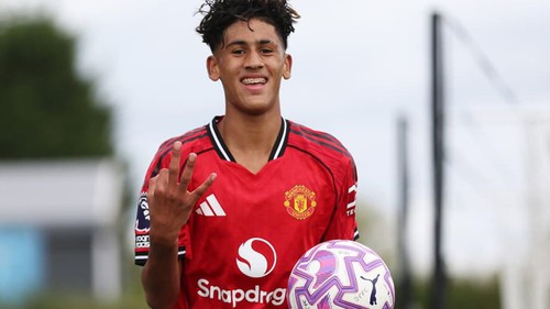 Thần đồng của MU lập siêu phẩm khó tin trước sự chứng kiến của HLV Carrick