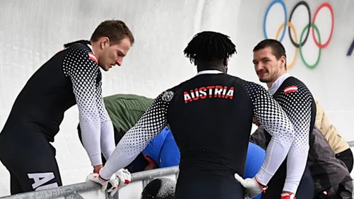 Olympic Mùa Đông gặp sự cố khi một VĐV nhập viện do cú lật xe kinh hoàng ở chung kết