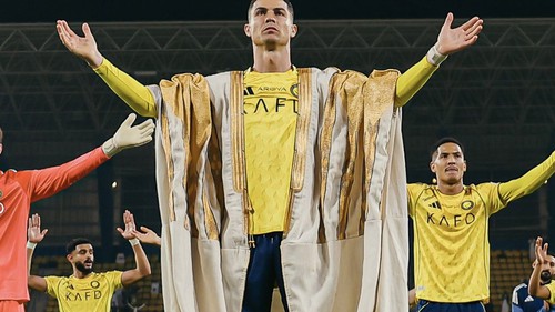 Giải mã chiếc áo đặc biệt mà Ronaldo khoác lên người sau khi lập cú đúp cho Al Nassr
