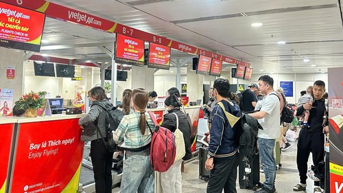 Sân bay Tân Sơn Nhất lại lập kỷ lục mới trong ngày Mùng 6 Tết