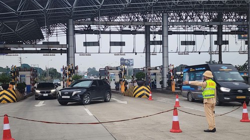 Hỗ trợ phân luồng, điều tiết giao thông để đảm bảo an toàn cho người dân