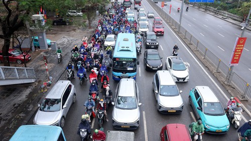 Giao thông Hà Nội đông đúc ngày cuối kỳ nghỉ Tết Bính Ngọ