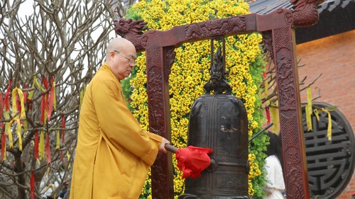 Ninh Bình: Hàng nghìn du khách tham dự Lễ khai hội chùa Bái Đính