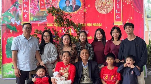 Hình ảnh Công Phượng đưa vợ con về quê ăn Tết gây sốt