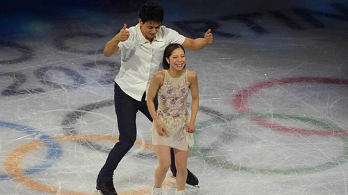 VĐV trượt băng Nhật Bản có hành động tinh tế khi bạn diễn gặp sự cố ở Olympic mùa Đông