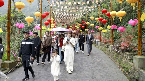 Hàng nghìn du khách, phật tử về chiêm bái tại Khu danh thắng Tây Thiên