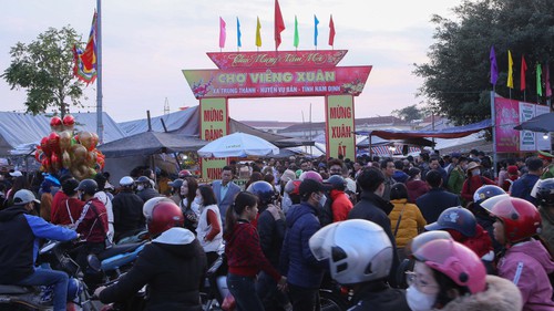 Về chợ Viềng “mua lộc” đầu năm