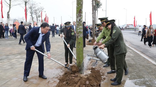 Trồng cây nhớ Bác, kiến tạo "lá phổi xanh" và xây dựng đô thị di sản