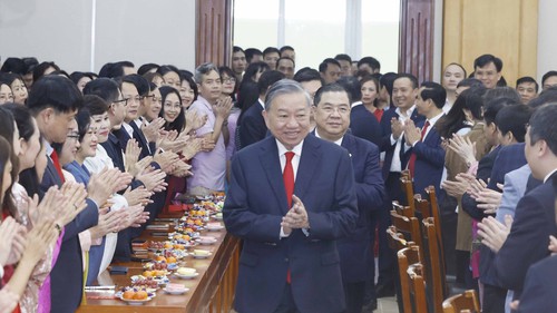 Tổng Bí thư Tô Lâm chúc Tết cán bộ, công chức, viên chức, người lao động Văn phòng Trung ương Đảng