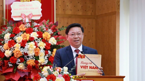 Giới thiệu cuốn sách "Rạng rỡ Việt Nam - Dấu ấn thành tựu nhiệm kỳ Đại hội đại biểu toàn quốc lần thứ XIII của Đảng"