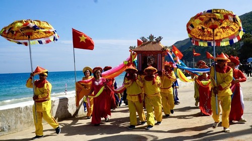 Tưng bừng Lễ hội cầu ngư Vạn đầm Xương Lý