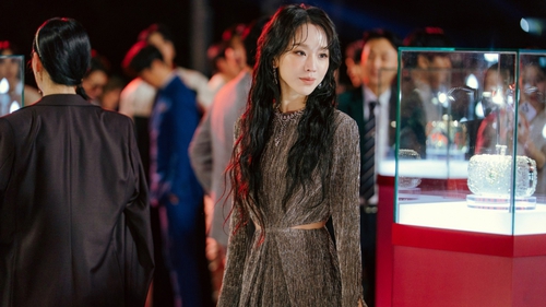 Phim Hàn "The Art of Sarah": Từ cảm hứng vụ lừa đảo có thật đến dẫn đầu Netflix toàn cầu