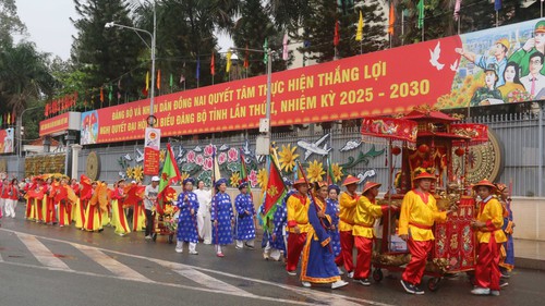 Đặc sắc lễ nghinh thần trên đường phố Đồng Nai