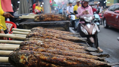 Nhiều điểm bán cá lóc nướng tại TP HCM nhộn nhịp trong ngày vía Thần Tài