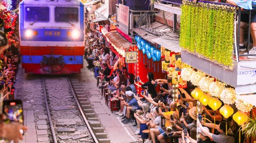 Giảm tàu khách, dừng tàu hàng qua phố cà phê đường tàu và cầu Long Biên