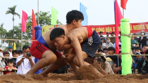 Xuân về trẩy hội vật làng Sình ở Cố đô Huế