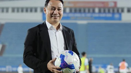 Thầy ngoại xin nghỉ, CLB Nam Định đưa HLV Vũ Hồng Việt quay lại 'ghế nóng'