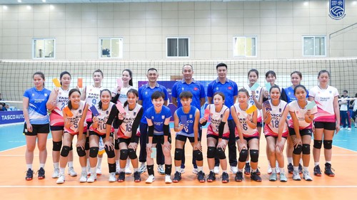 Đội bóng của HLV Tuấn Kiệt nhận tiền thưởng sau trận giao hữu trước giải đấu lớn