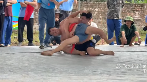 Xôn xao video đô vật gặp tai nạn kinh hoàng ở sới vật hội làng Hà Nội