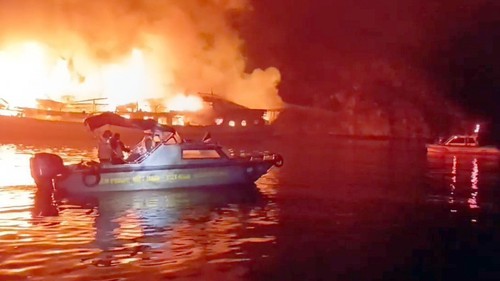 Khống chế đám cháy tàu trên vịnh Hạ Long