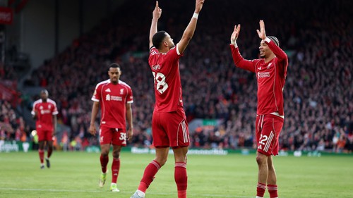 Liverpool thăng hoa rực rỡ dưới mưa bàn thắng tại sân Anfield