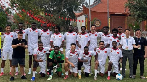 Tranh cãi quanh việc đội bóng thuê nguyên "dàn Tây” đá giải hội làng