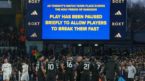 CĐV Leeds phản ứng tiêu cực khi trọng tài ra quyết định đặc biệt với 3 cầu thủ Man City