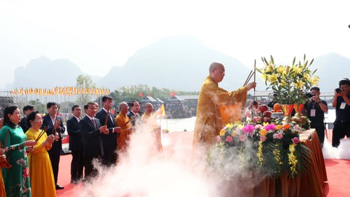Hàng ngàn du khách dự lễ Khai hội Xuân Tam Chúc Bính Ngọ 2026