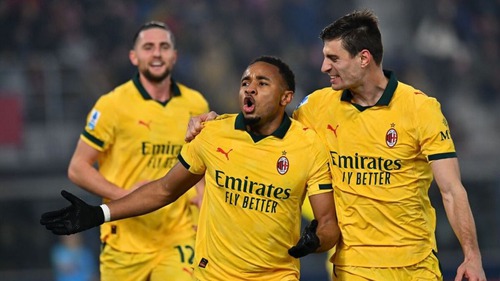 Thắng đậm 3-0, Milan tiếp tục bám đuổi Inter trong cuộc đua vô địch Serie A