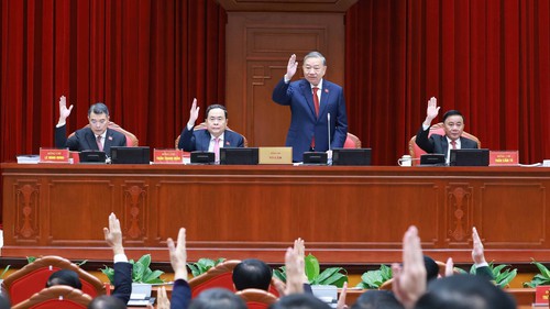 Khát vọng phát triển và điểm tựa con người