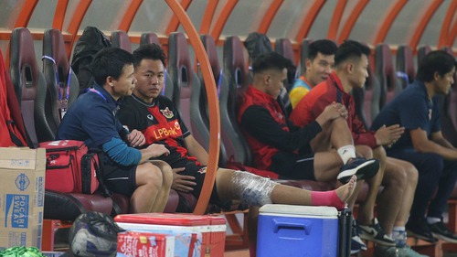 Tiền vệ Thái Sơn kể giây phút 'nghe rõ âm thanh của dây chằng đứt' trong ngày ra mắt Ninh Bình 