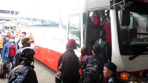 Giá vé dịp Tết ở các bến xe TP HCM tăng từ 40 - 60%