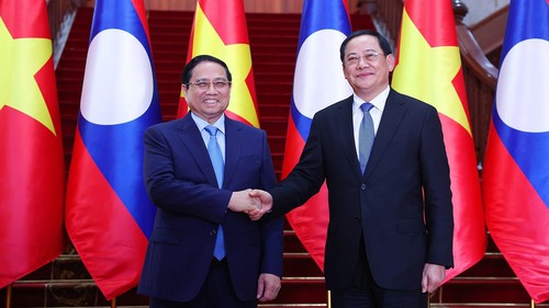 Thủ tướng Phạm Minh Chính gặp Thủ tướng Lào Sonexay Siphandone