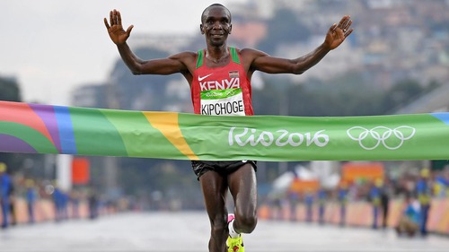 Huyền thoại marathon Kipchoge được trao vinh dự đặc biệt tại Olympic mùa Đông 2026