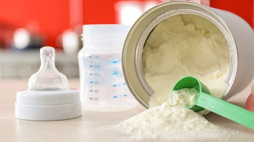 Anh: Điều tra các trường hợp trẻ em mắc bệnh liên quan sữa công thức bị thu hồi