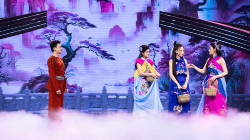 Dàn Hoa, Á hậu xuất hiện trong chương trình lên sóng Đêm Giao thừa Tết Bính Ngọ