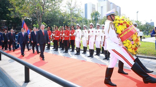 Tổng Bí thư Tô Lâm đặt hoa tại Đài Hữu nghị Campuchia - Việt Nam