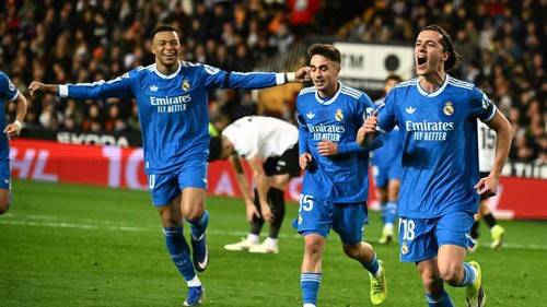 Hậu vệ 22 tuổi ghi bàn với pha solo ấn tượng, Real Madrid phả hơi nóng vào Barcelona